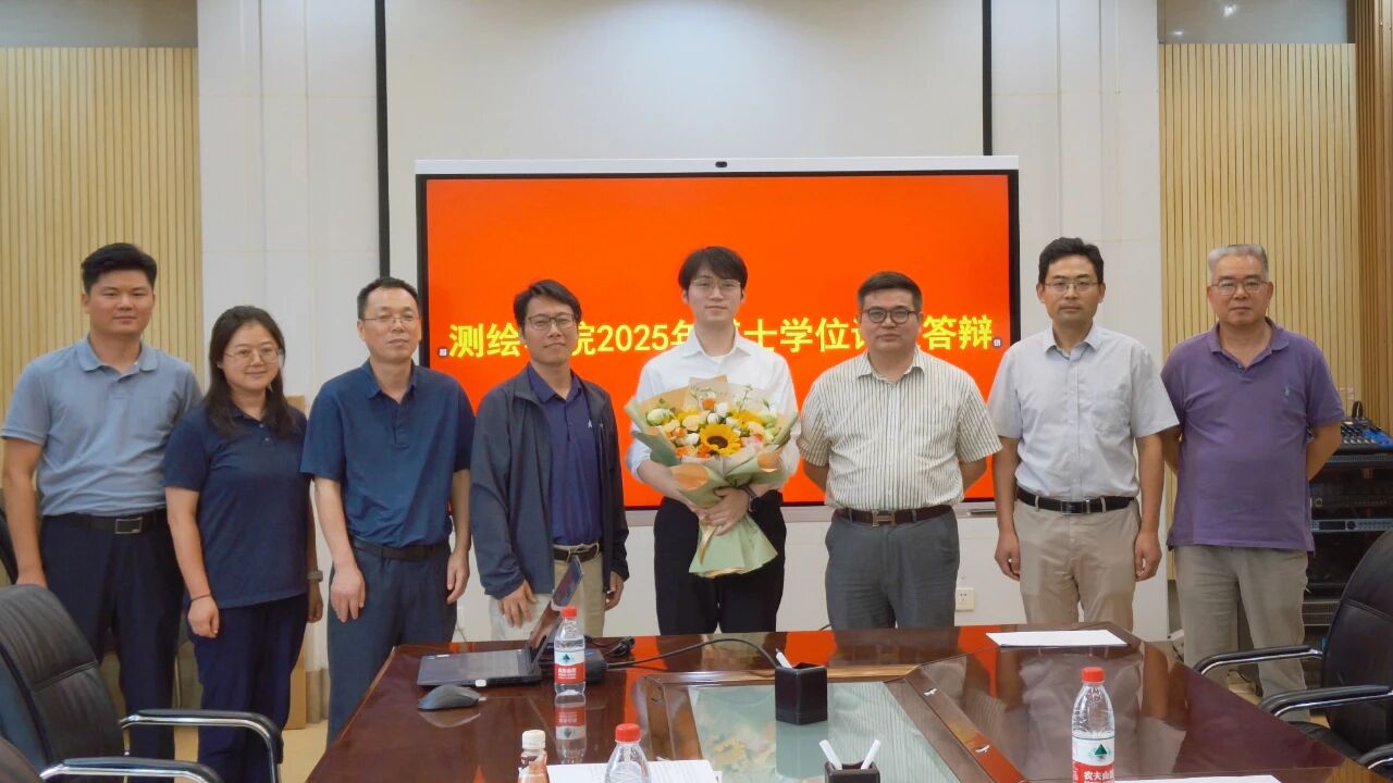 冯鑫博士与答辩专家合影 冯鑫博士与答辩专家合影